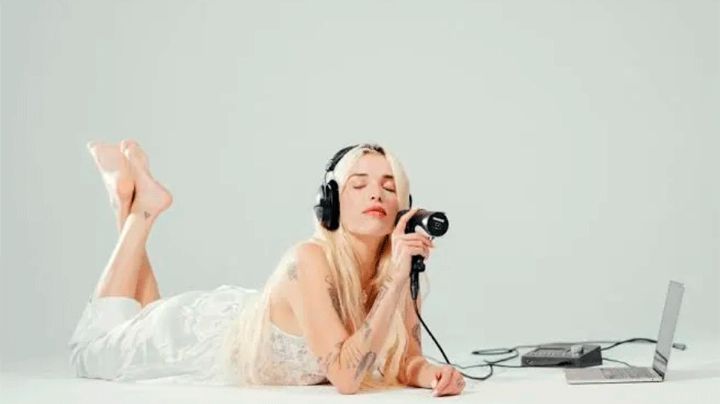 Elena Rose, cantante venezolana, se disculpa por señalamientos con su publicidad en CDMX