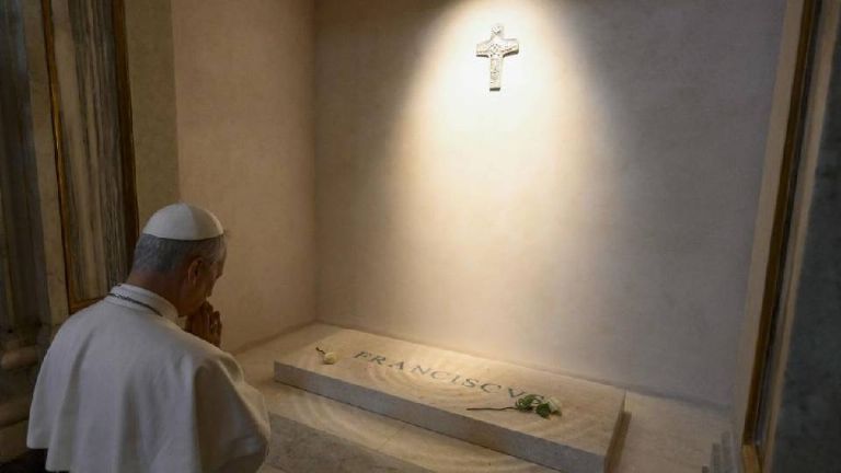 León XIV visita la tumba del papa Francisco en Basílica de Santa María la Mayor de Roma
