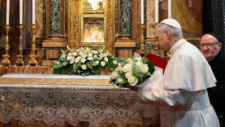 León XIV visita la tumba del papa Francisco en Basílica de Santa María la Mayor de Roma