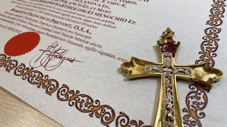 cruz pectoral de Leon XIV