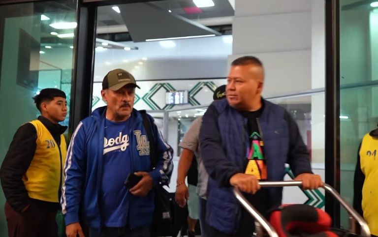 Mario Sotelo siendo recibido en el aeropuerto 