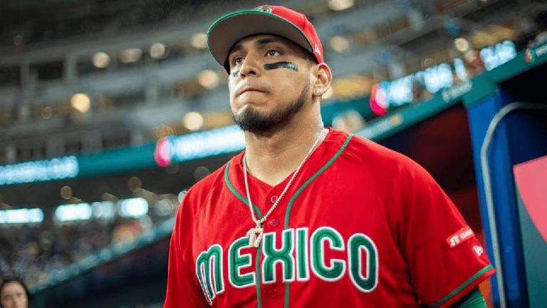 Beisbolista hermosillense Isaac Paredes pide a navojoense ser su novia en estadio de Texas