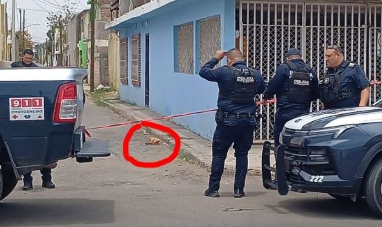 Junto a la gorra quedaron varias manchas de sangre