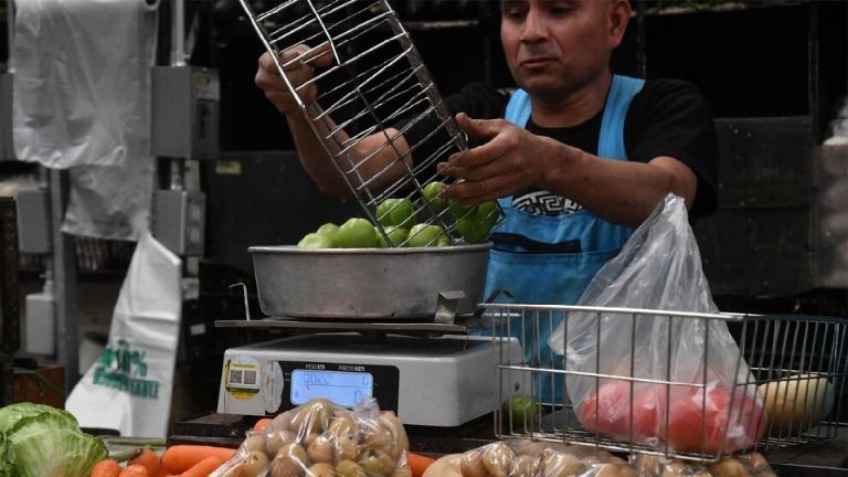 Con este acuerdo entre el sector empresarial y el gobierno se pretende tener estabilidad de precios en productos y servicios