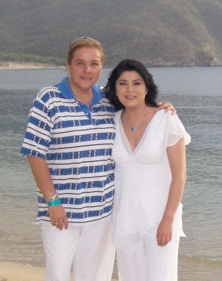 Victoria Ruffo y su amiga 
