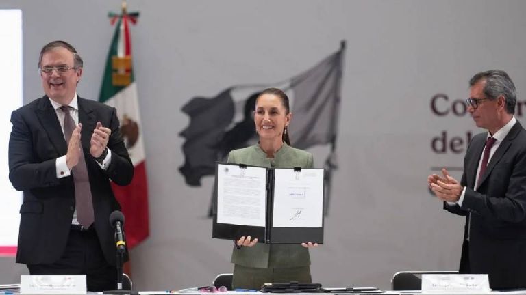 Claudia Sheinbaum firma con tiendas para aumentar venta de productos hechos en México
