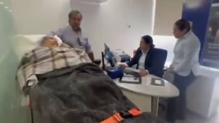 Mujer de 96 años es obligada a acudir al banco en camilla por registro en Oaxaca