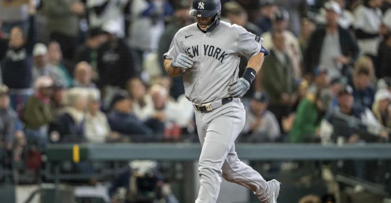 Goldschmidt recorre las bases después de su jonrón