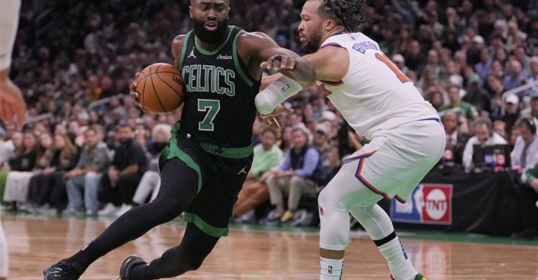 Brown coqueteó con el triple-doble ante Knicks