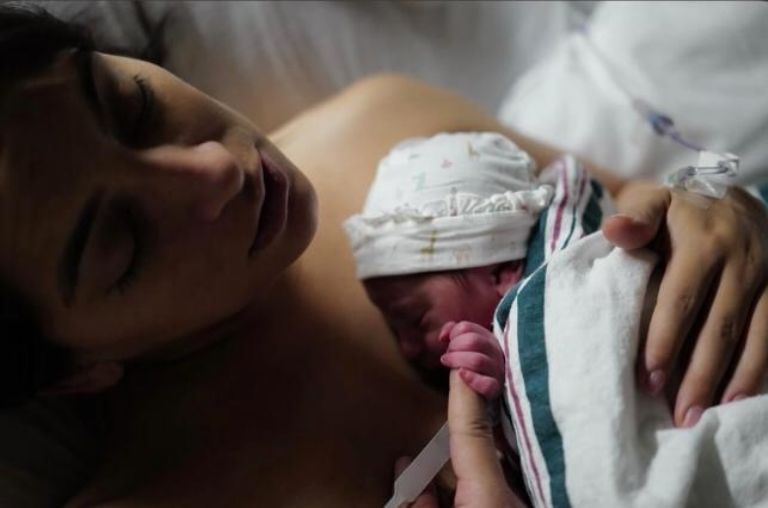 Ana Brenda y su pequeña hija 