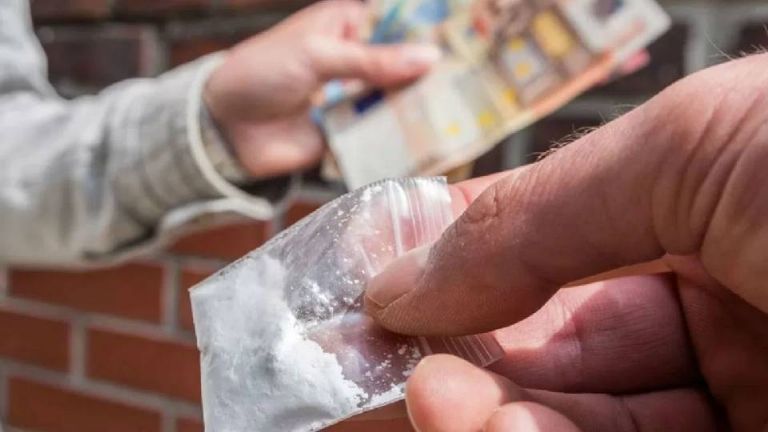 AMIC arresta a un hombre por robo de vehículo y narcomenudeo en Magdalena de Kino