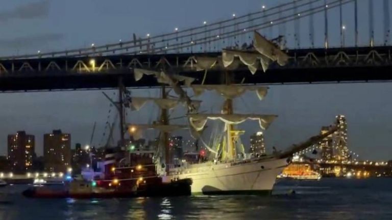 Buque Escuela Cuauhtémoc de la Marina de México se impacta contra puente de Brooklyn