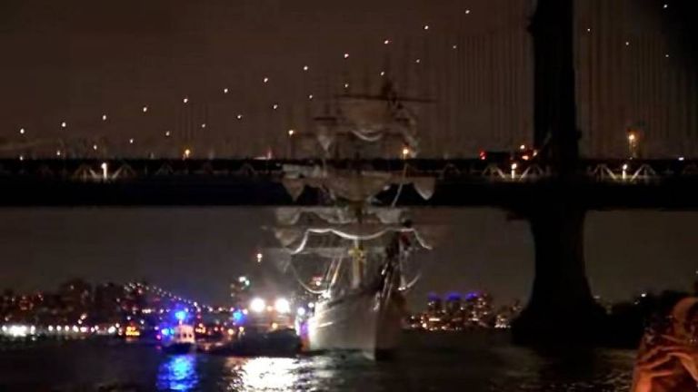 Buque Escuela Cuauhtémoc de la Marina de México se impacta contra puente de Brooklyn
