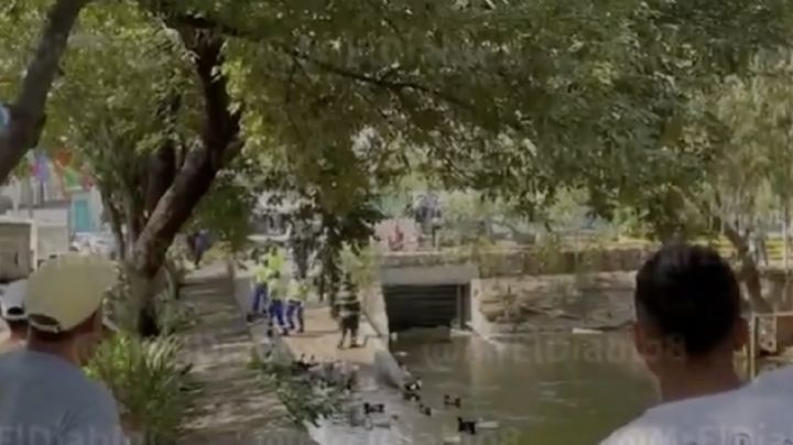 VIDEO: Mujer sale a caminar y encuentra a un hombre muerto en canal de Iztapalapa