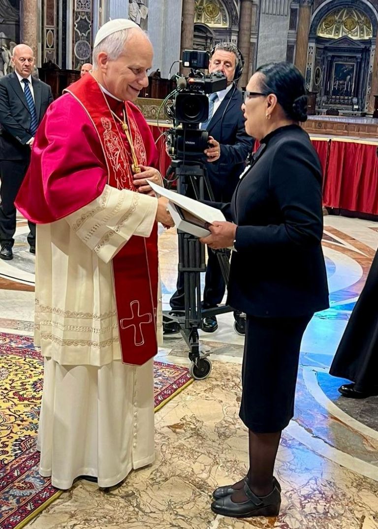 Rosa Icela Rodriguez se encuentra con el Papa León XIV. Foto: Facebook