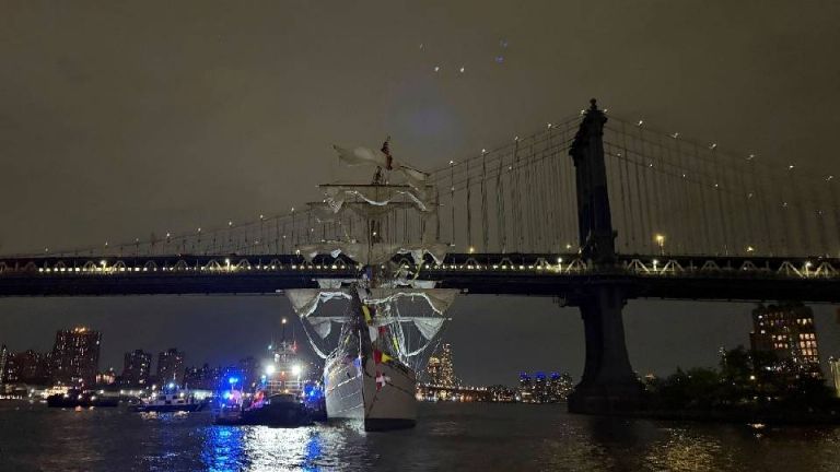 Noroña llama 'carroñeros' a opositores por lucrar con accidente de buque en Nueva York