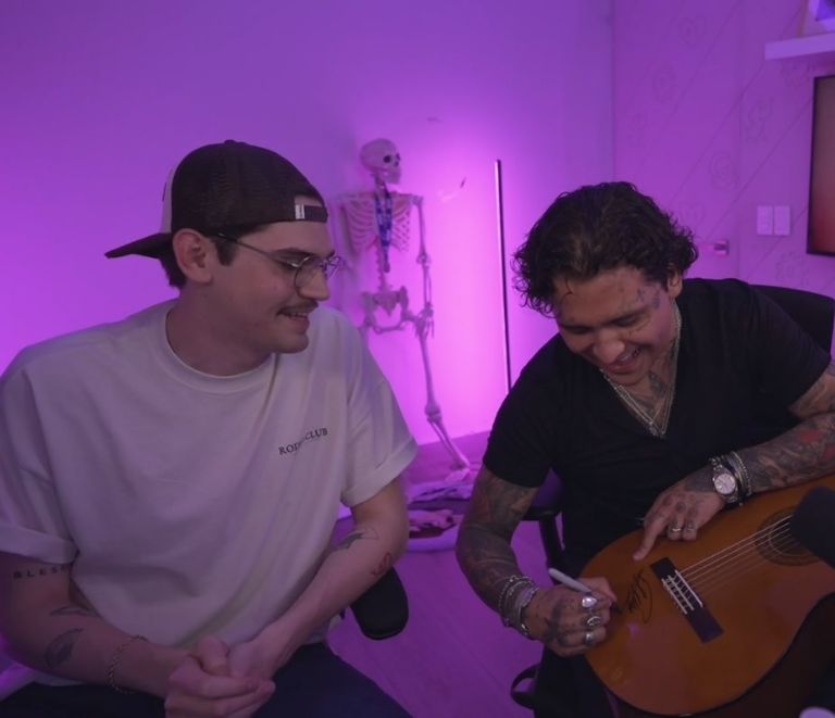 Cristian Nodal durante la entrevista con El Mariana