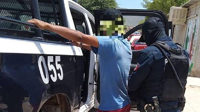 Policía Municipal arresta un hombre por golpear a su esposa y a su hija en Miguel Alemán