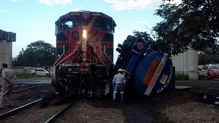 Tren embiste pipa de diésel y genera incendio en Veracruz; hay 2 muertos y 4 heridos