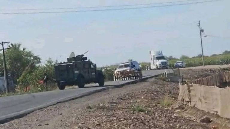 Vehículo blindado de Defensa vuelca tras balacera en Navolato; hay 4 lesionados