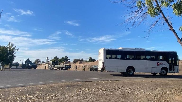 Vehículo blindado de Defensa vuelca tras balacera en Navolato; hay 4 lesionados
