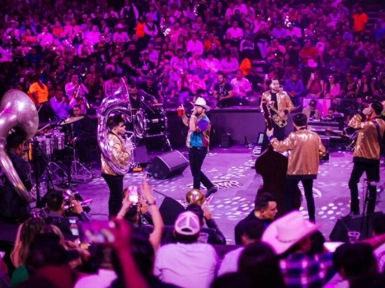 Luis R Conriquez se presento con exito en el Domo Care de Monterrey