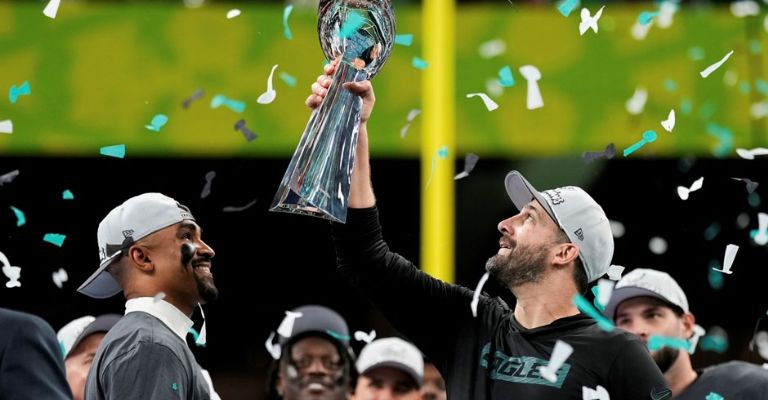 El entrenador los llevó a la conquista del Super Bowl