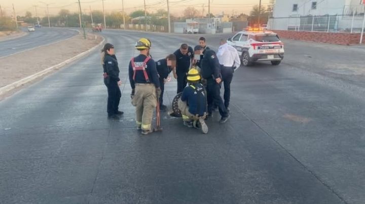 Cinco policías municipales son rescatados del drenaje pluvial por buscar a ladrón