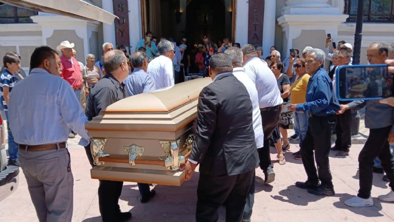 Decenas de personas dieron el último adiós a 'El Profe'