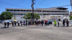 Derechohabientes del IMSS protestan en Guaymas; bloquean calles para ser atendidos