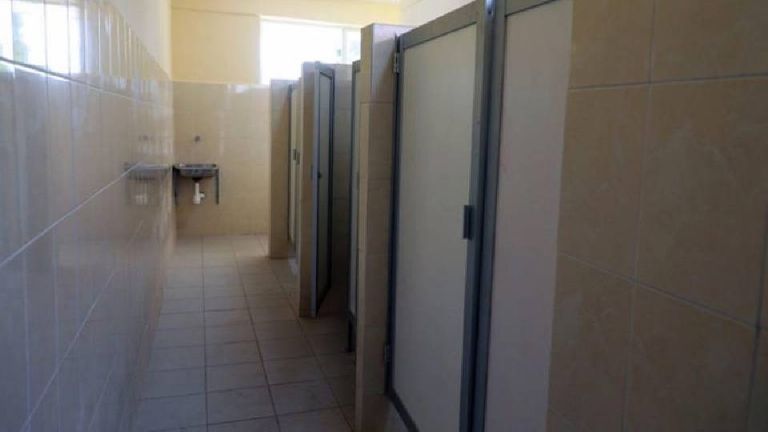 Maestra de primaria es hallada con heridas en el cuello en baños de escuela de Hidalgo