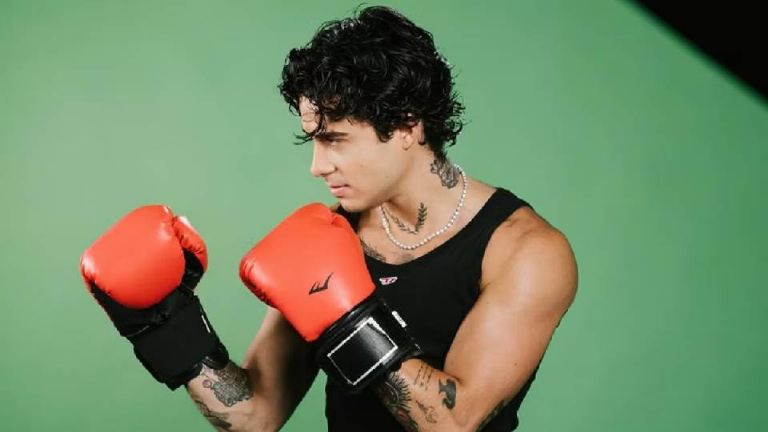 Mario Bautista listo para subirse al ring en el Palacio de los Deportes en CDMX