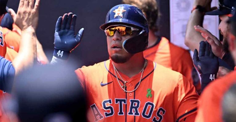 El sonorense es felicitado en el dugout