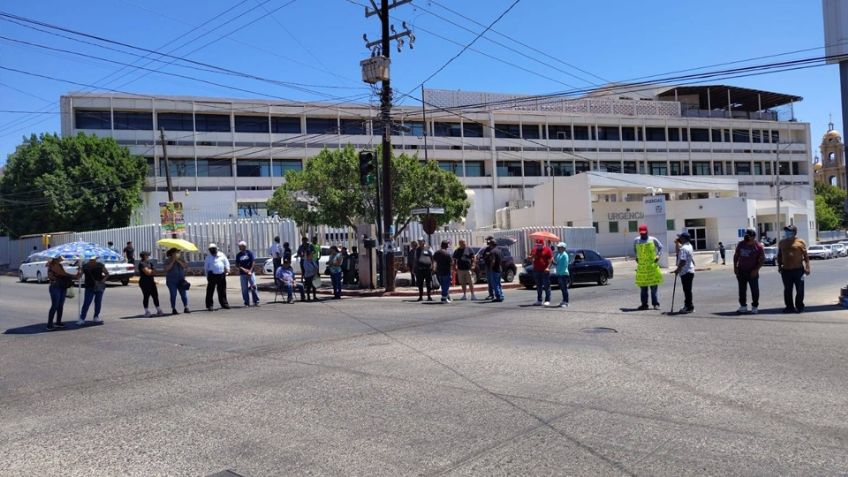Derechohabientes del IMSS protestan en Guaymas; bloquean calles para ser atendidos
