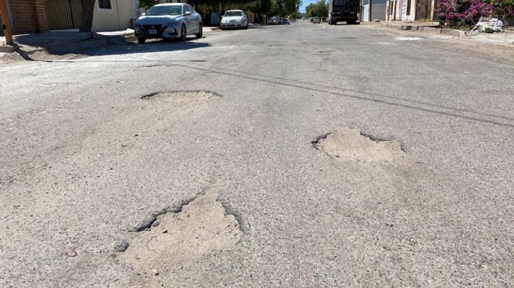 Vecinos de la calle Corregidora en Navojoa piden trabajos de bacheo