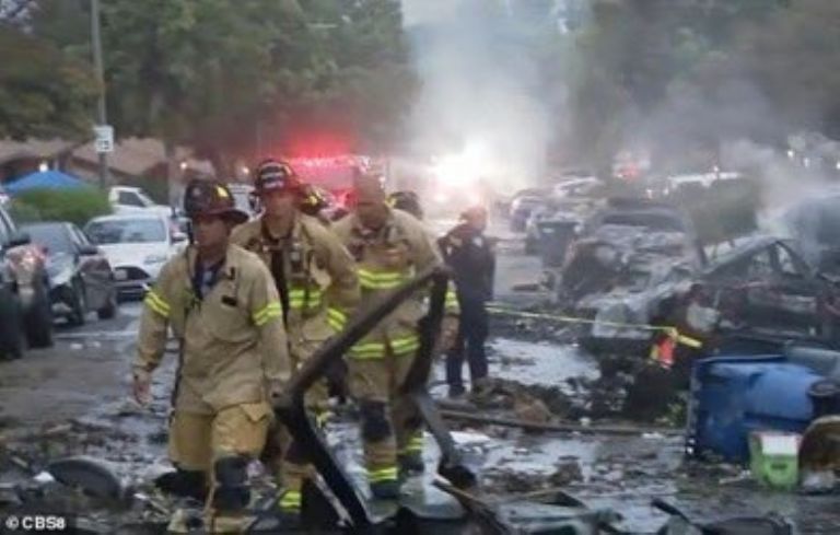 El avión provocó un fuerte incendio en San Diego. Foto: Facebook