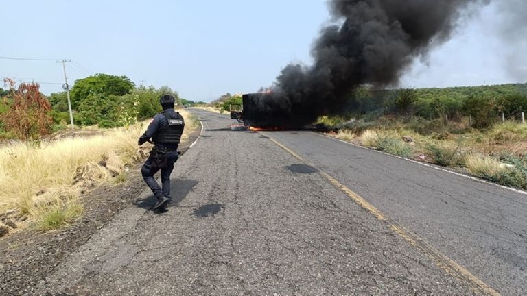 blolqueos y quema de vehículos deja jornada violenta en Michoacán