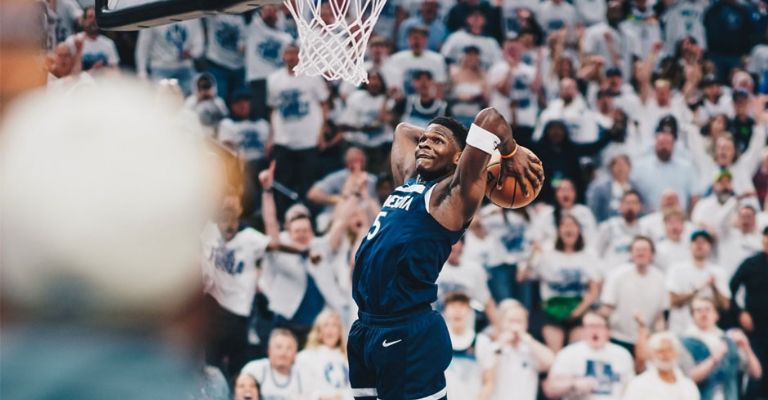 Edwards clava el balón