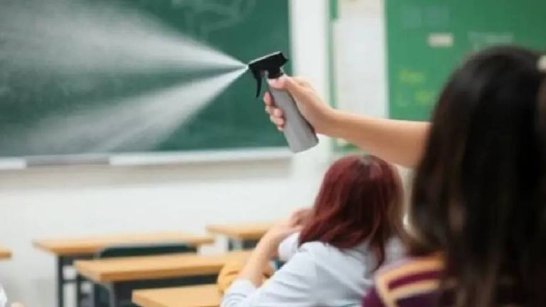 Maestra de primaria reportada por rociar insecticida a sus alumnos en Michoacán