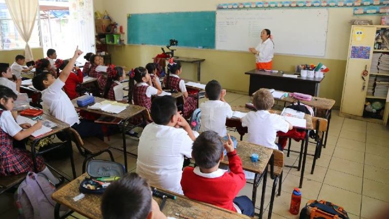 Maestra de primaria reportada por rociar insecticida a sus alumnos en Michoacán