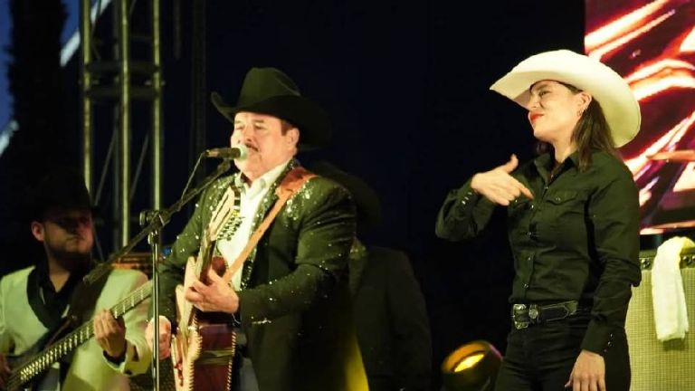 Hasta música lleva Andrea a personas sordas por medio de LSM