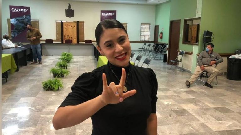 Hasta música lleva Andrea a personas sordas por medio de LSM