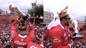 Foto ilustrativa de la nota titulada Alexis Vega por euforia ante el campeonato del Toluca baila sin pantalones en pleno desfile