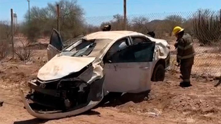 Se vuelca un vehículo sobre la carretera 26 en Hermosillo, Sonora; reportan dos lesionados