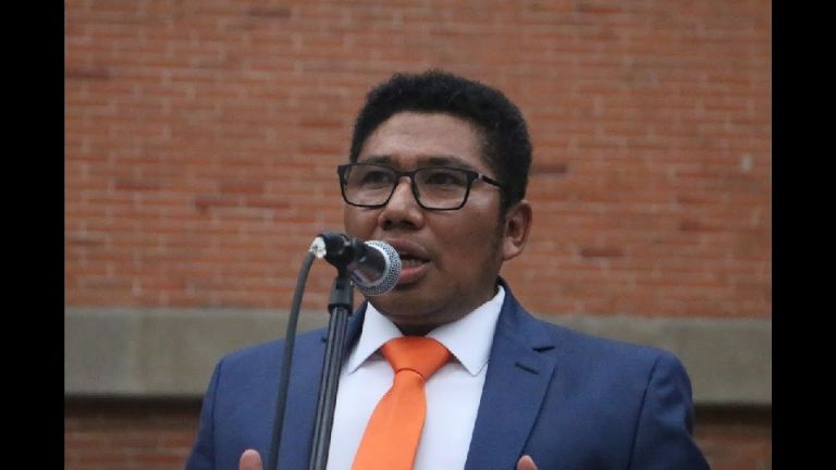 Gildardo Pérez Gabino legisla desde una taquería mientras promueve el voto en Veracruz