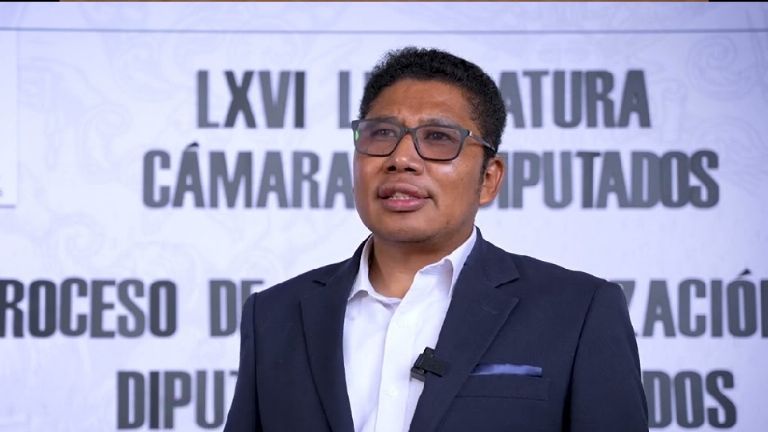 Gildardo Pérez Gabino legisla desde una taquería mientras promueve el voto en Veracruz