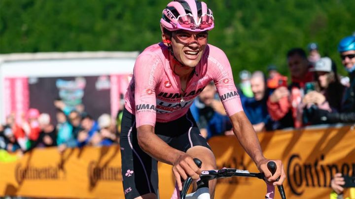 El mexicano Del Toro se aferra al liderato del Giro, a pesar de los ataques de Carapaz