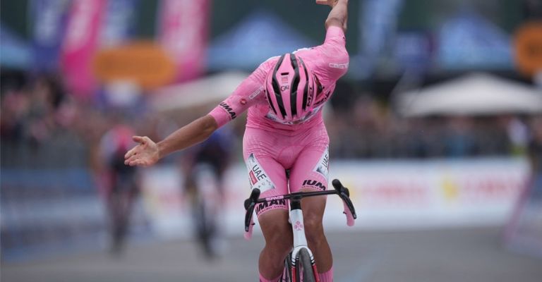 Del Toro hace une reverencia al cruzar la meta