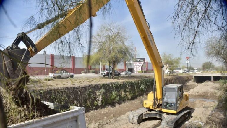 Limpian arroyos por temporada de lluvias en Guaymas