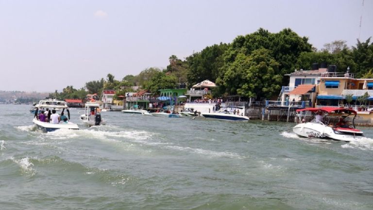 Muelle colapsa en Lago de Tequesquitengo y arroja a 30 personas al agua en Morelos